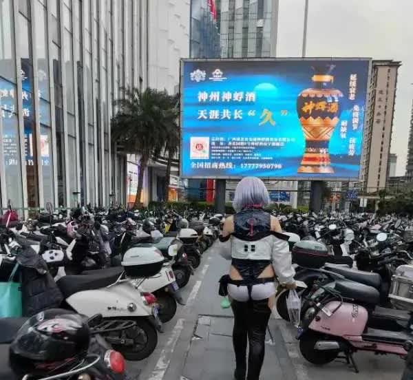 我抠脚大汉都被吸引了