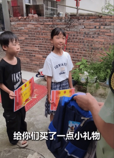 江西抚州两名小学生放学回家途中救被压老人后续来了！
两名小学生终于被武警官兵找到