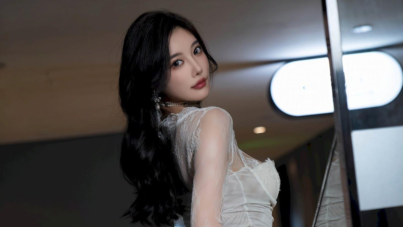 杨晨晨Yome白色上衣搭配简约牛仔裤性感写真