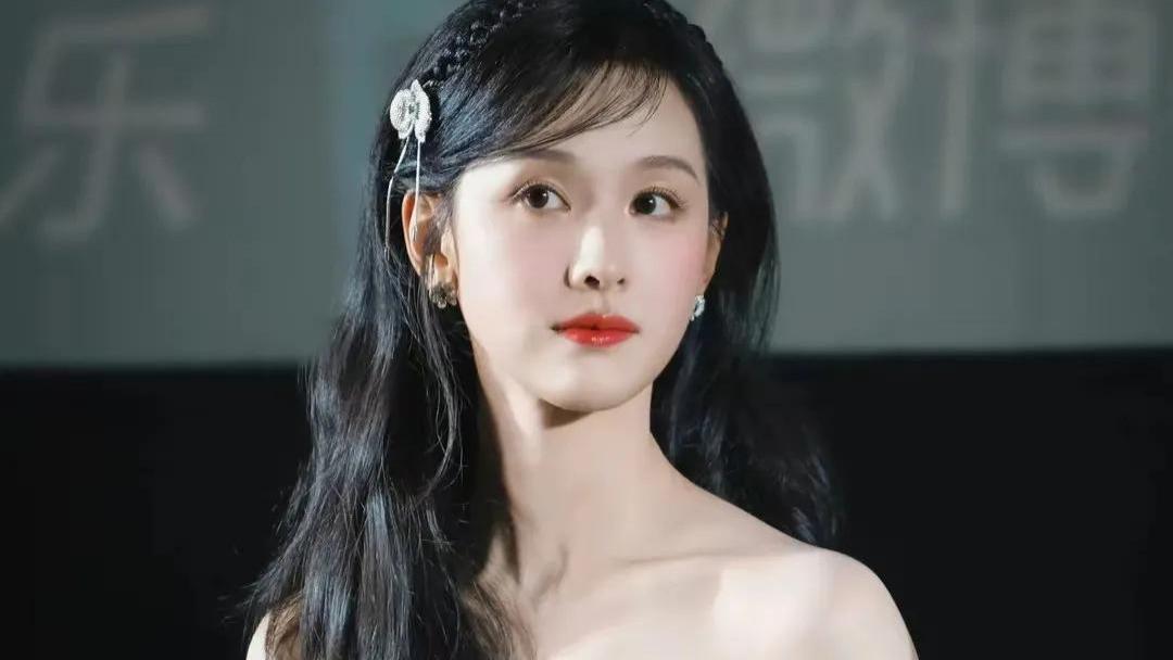 陈都灵32岁生图惊现"纸片腰"！网友怒怼：瘦到脱相反成品牌新宠？