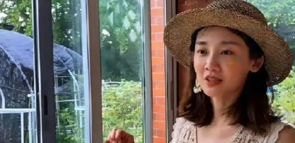 苗苗这女人真有想法。原来以为她一门心思地折腾菜园是没苦硬吃，直到看到她跟大伙儿分