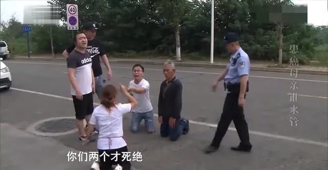 四川一老人患癌，两个女儿被要求付医药费，却遭拒绝。



2014年，邓婆婆家房