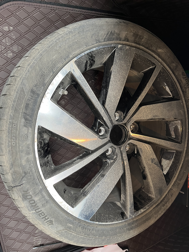 速腾轮胎
新提的车10天轮胎破了正常吗各位，帮忙参考一下