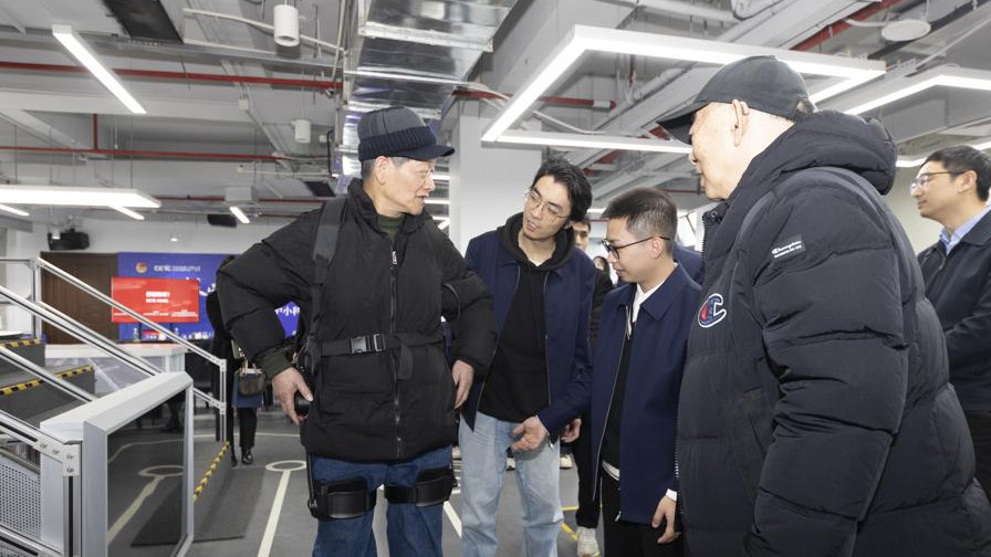 90后与50后共同研发的轻便机器人改变步行方式