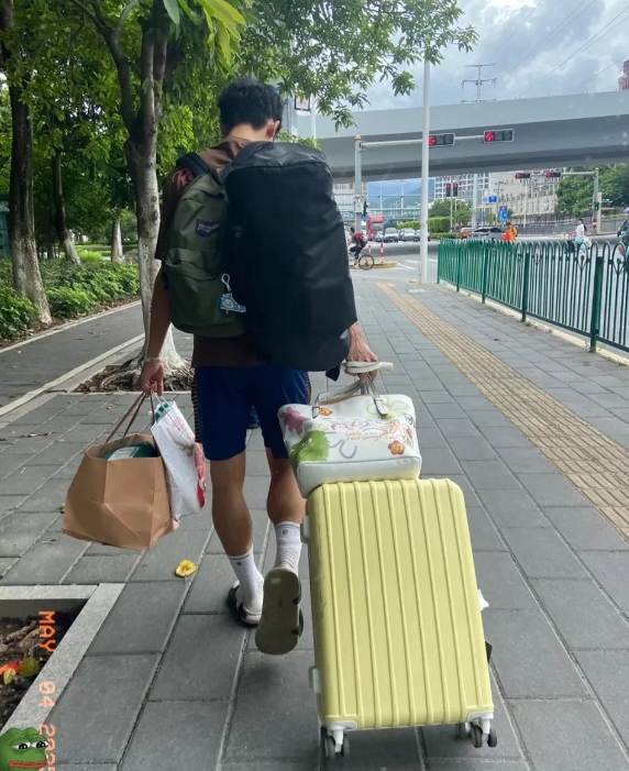和儿子儿媳出去玩，我这心窝子都快气炸了！我儿子累得跟孙子似的，又是开车又是扛行李