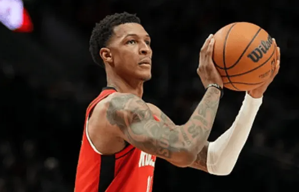 昨日NBA常规赛，火箭102-103不敌开拓者。
本场比赛，火箭球员贾巴里-史密