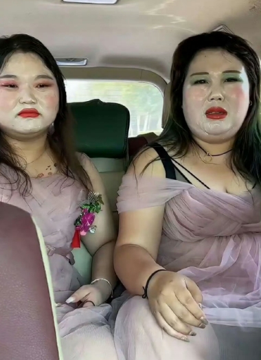 伴娘：大哥给空调打开吧！受不了了