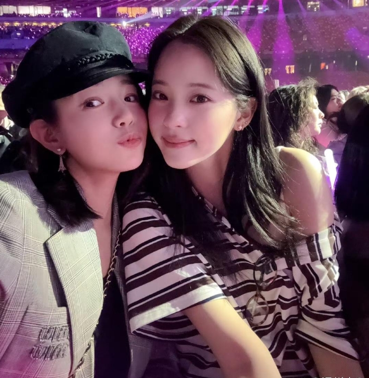 陈妍希和欧阳娜娜同框去看汪苏泷的演唱会了，汪苏泷的人缘是真好啊。