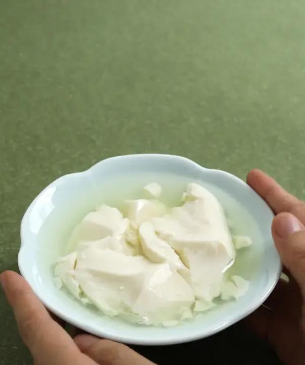 好久没做豆腐了，有两次黄豆都泡了，准备做豆腐，老公在旁边说，还不如直接煮黄豆吃，