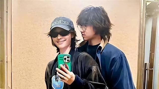 白百何晒17岁大儿子唱歌视频 遗传爸爸好嗓音