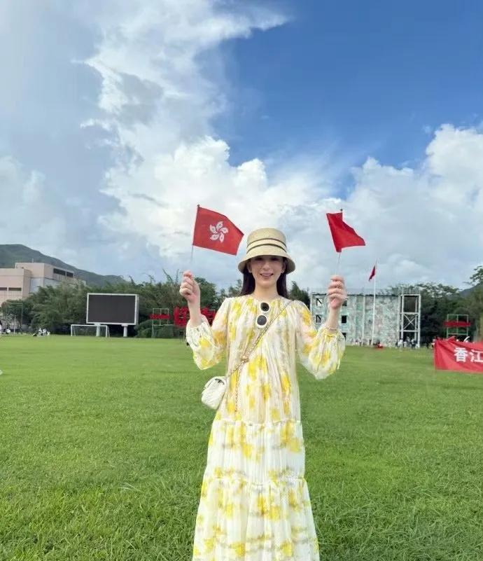 方媛三胎后状态惊艳！温柔浅笑藏不住幸福满溢
方媛近日大方晒照，镜头前的她眉眼弯弯