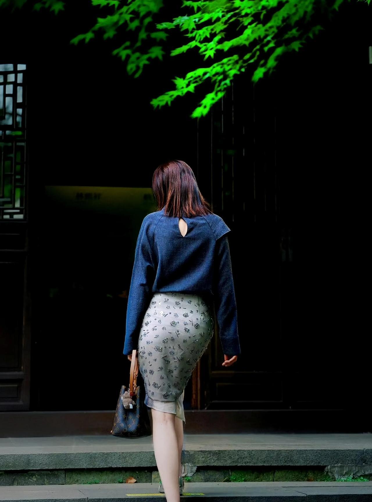 这么好看的背影转过身来肯定也是一位大美女！