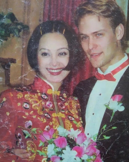 1997年，25岁的宁静嫁给了美国人保罗。第一次上门公婆便让她挑一件结婚礼物，宁