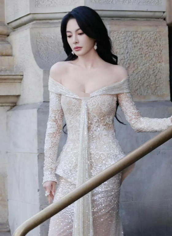 张雨绮大片硬照超美 礼服超大胆