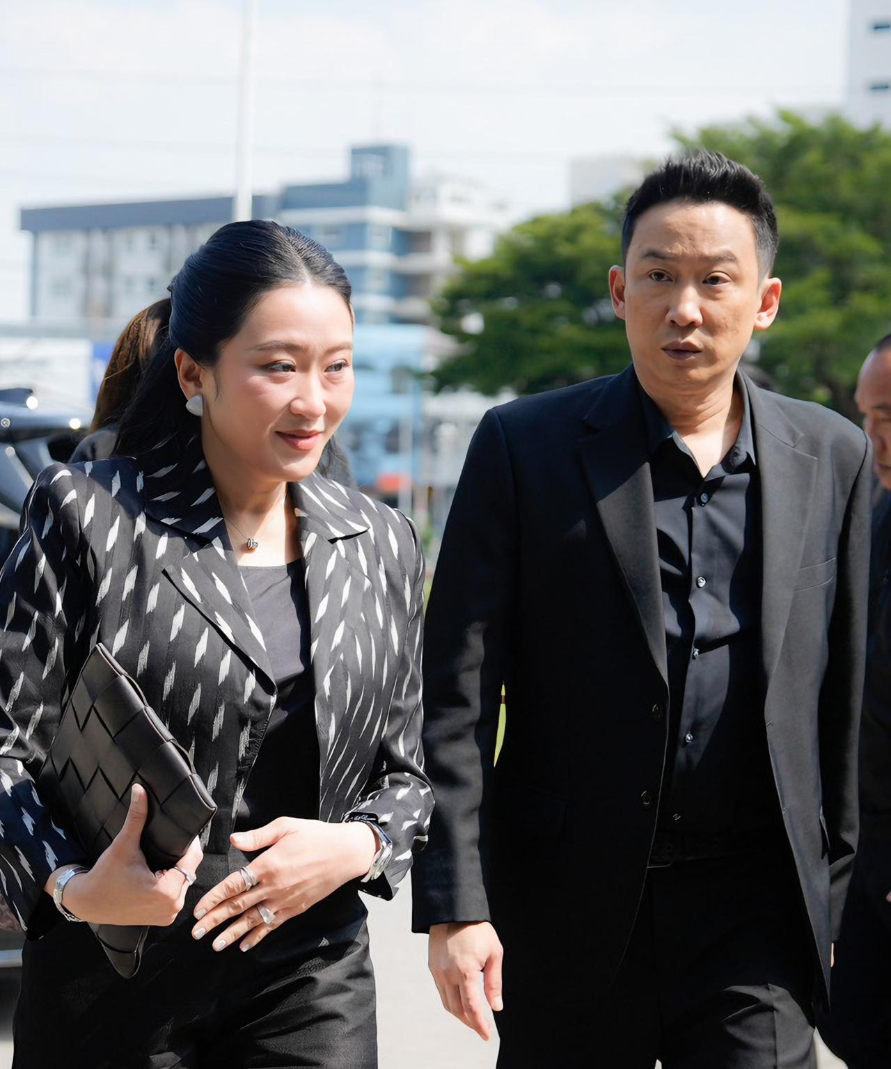 他信儿子首次亮相，跟着佩通坦看望父亲
2025年11月10日，前总理佩通坦携兄潘