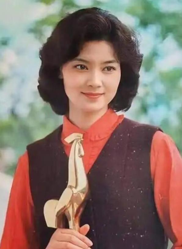 都说岁月从不败美人。
可仔细观察，还是有的人经老，有的人不经老，有的人越老越美，