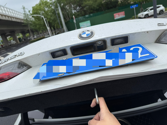 被追尾了帮忙看下尾箱盖是换还是修
早上下雨出门被光头胎卡罗拉追尾……目前尾箱盖开