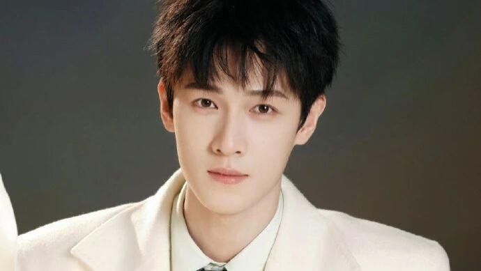 白衫裁隽，绿绦钉香；栀子裹雅，矜贵不慌