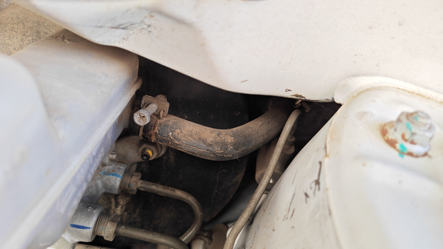 胶皮管有裂纹
是刹车油吗？需要更换不？