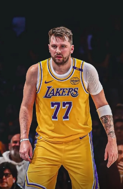 本赛季的东契奇在减重成功的情况下，他觉得他能在进攻里做所有事情，在进攻端可以为所