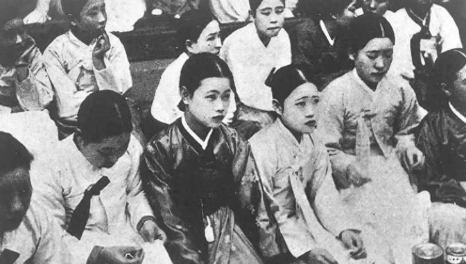 1940年，一个日本士兵在慰安所，正准备接受慰安妇的服务。可是，当他脱掉衣服后才