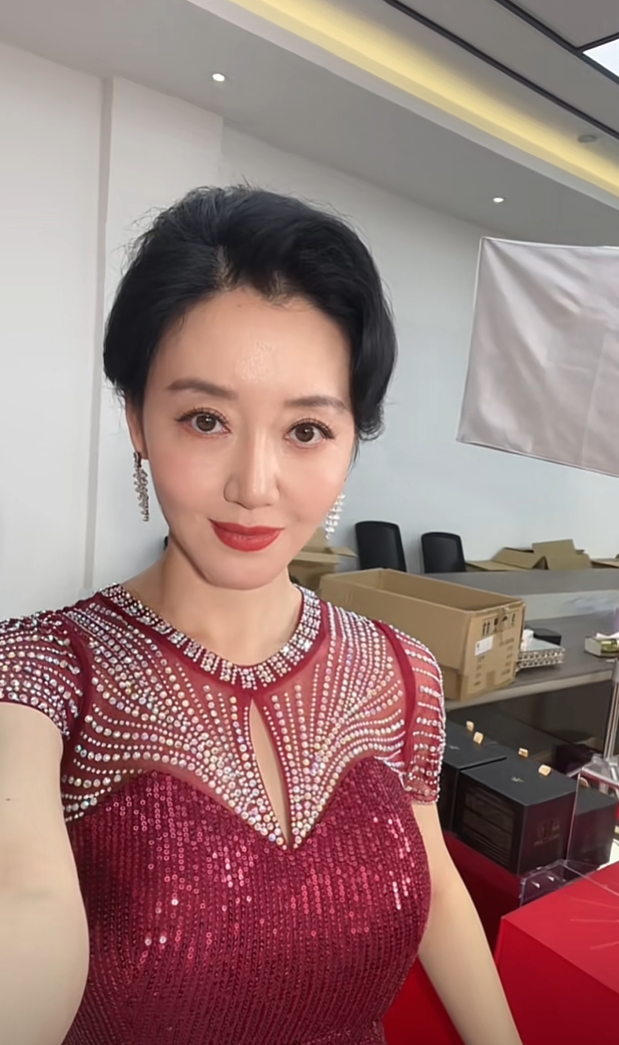 美貌是天生的，岁月是流逝的，别对着我哦