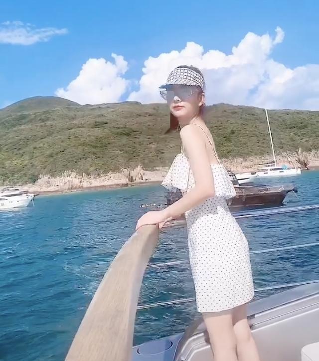 2025年8月17日，“天王嫂”方媛在社交平台晒出出海游玩视频。视频中她身着白色