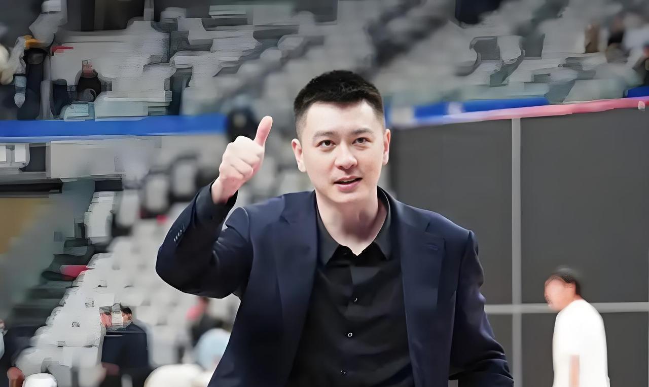 杨鸣两手空空！
辽宁男篮近期准备签姜宇星，但有辽宁媒体人指出：辽宁男篮3号位有张