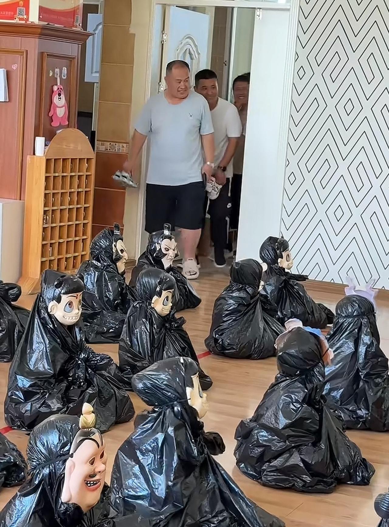 现在的幼儿园玩的真花，让学生身披黑色塑料袋，头戴哪吒、太上老君、申公豹等面具，叫