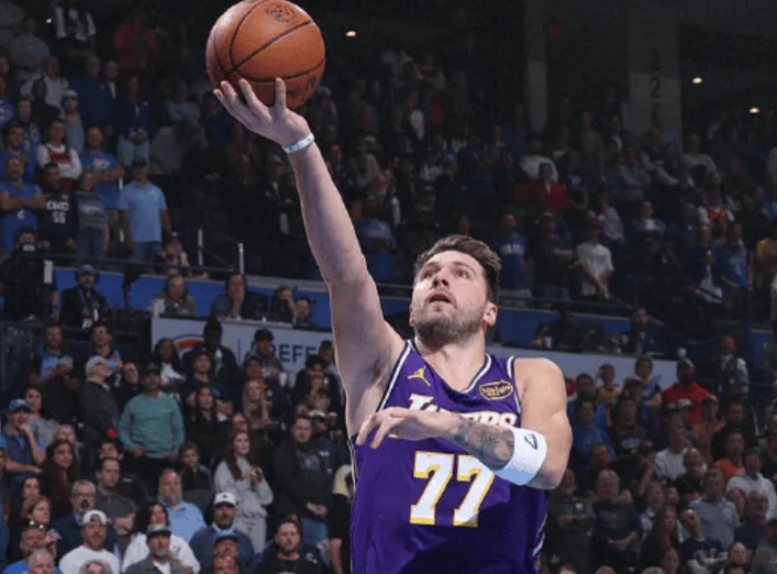 NBA常规赛，湖人以92-121不敌雷霆。
本场比赛，湖人球员卢卡-东契奇出战3