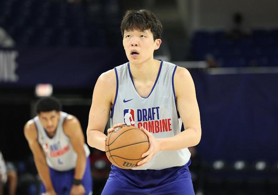 杨瀚森厉害啊 有望进NBA模拟选秀前15顺位