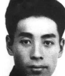 1927年，北伐军团长鲍靖中接到消息，称捕获了一名共产党成员，他满怀激动地踏入审
