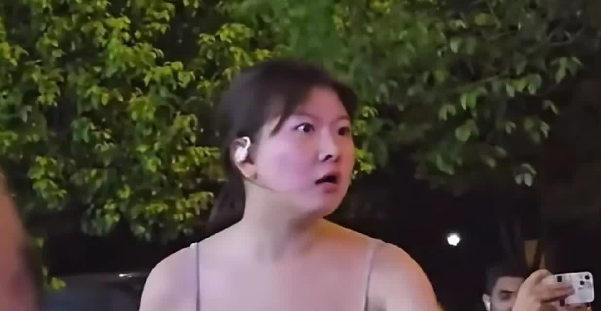 现在这些女子这么自信吗？我长这么好看我不想排队[笑哭][笑哭][笑哭]
事情是