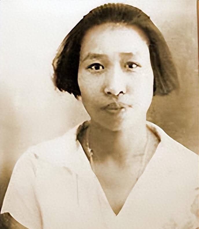 1955年，周恩来请初恋女友吃饭，邓颖超得知后却责怪：为何不合张影
粉丝宝宝们在