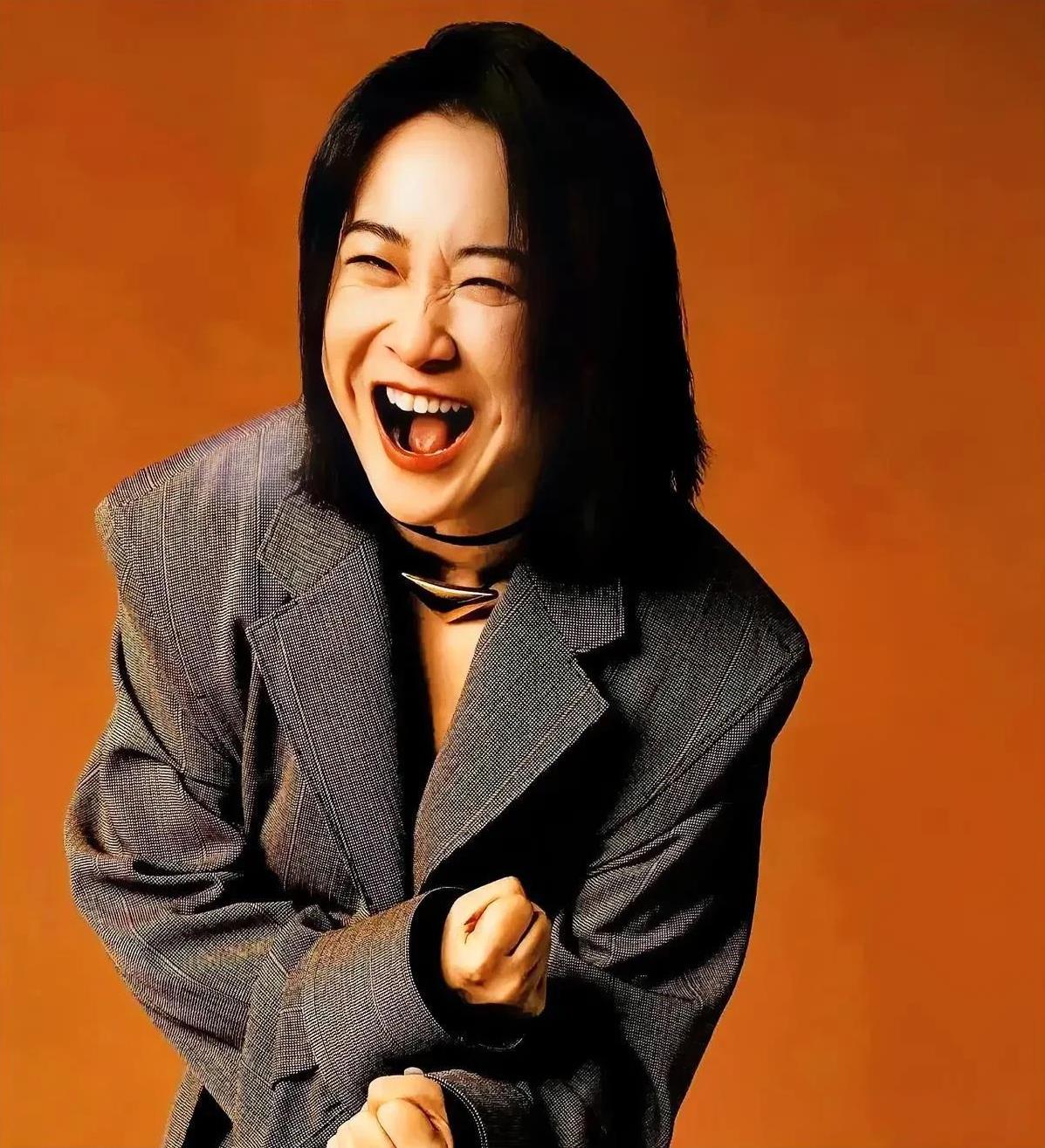 大碗娱乐最近迎来大调整！九派新闻报道，公司股东、监事集体更换，如今贾玲全资控股，