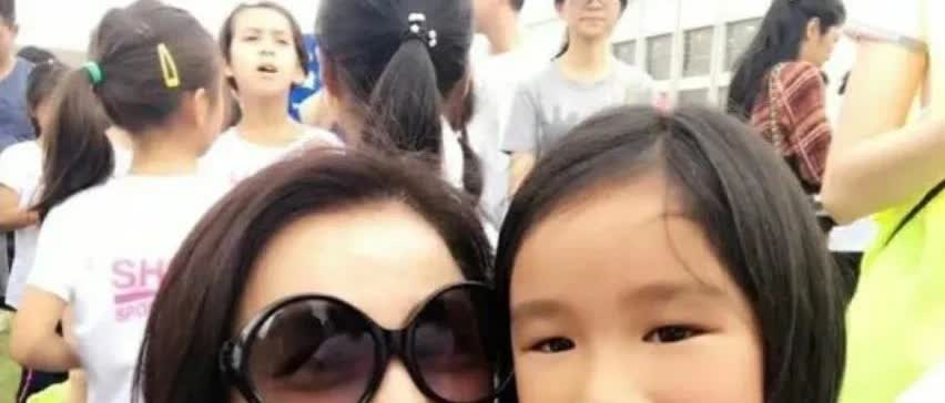 张婷试管生的女儿，却被嘲基因突变，如今15岁这长相可以吗？