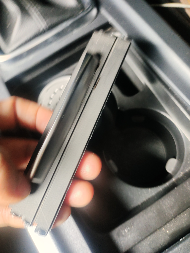 感觉支持国产是个错误
刚刚到二年；吉利帝豪；中空扶手；盖子；断了；看来支持国产；