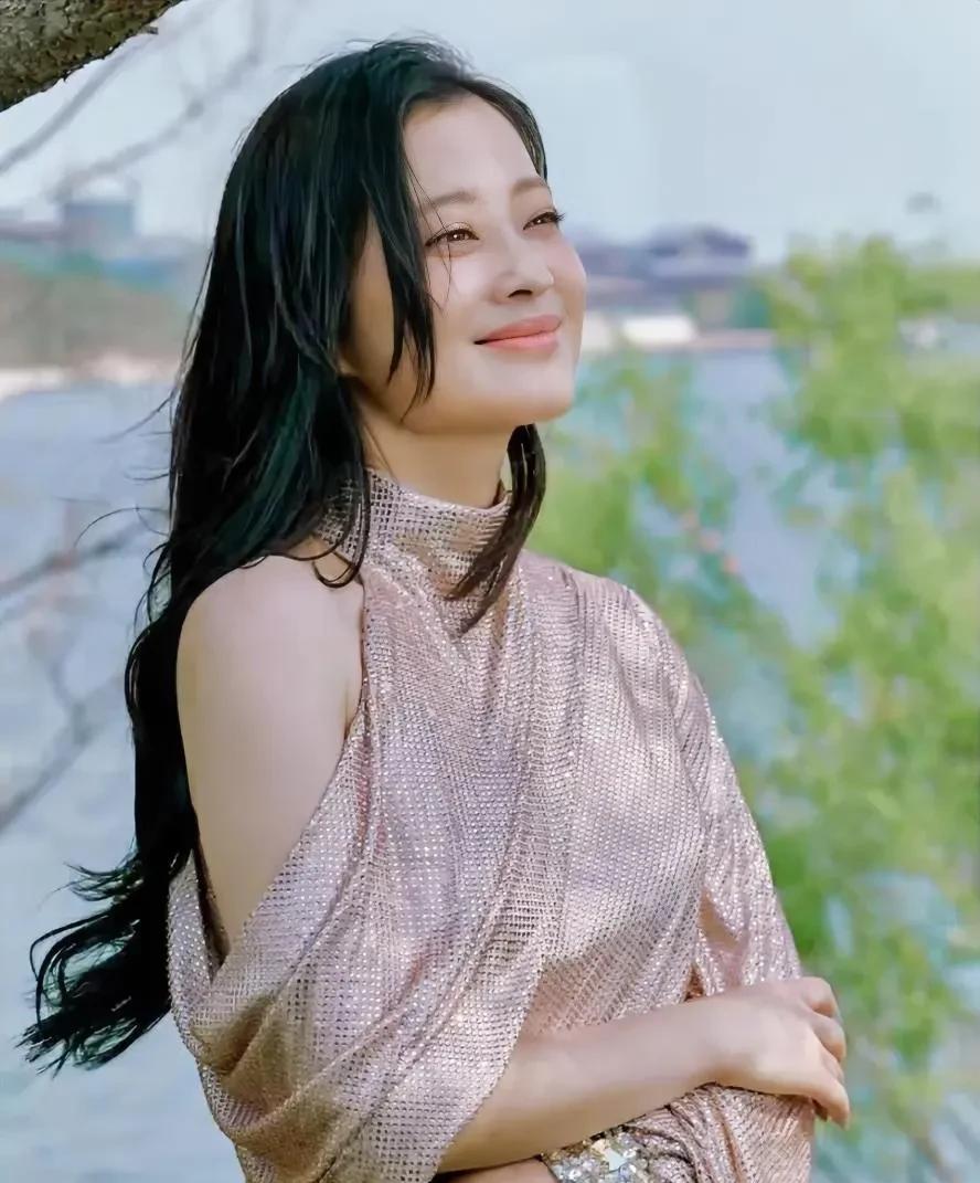 梅婷说，当年报考中戏很难考进去，我考上了挺不容易的。但是进去没多久，就有个拍《血