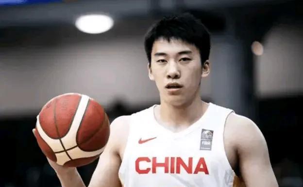 王俊杰这身板是真的好，投篮很稳对抗很强
王俊杰表现很出色，面对委内瑞拉，年轻的小