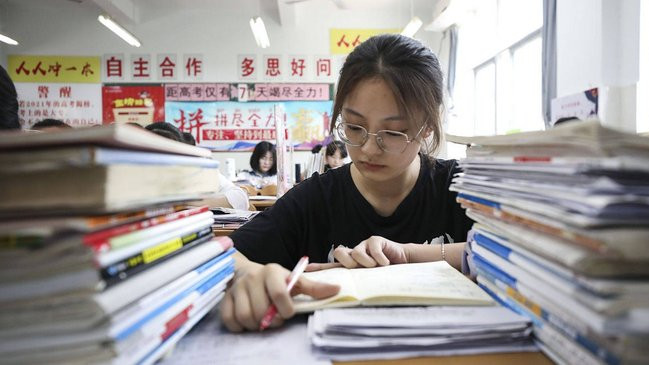 2025高考迎来一个“坏消息”，让家长看清现实：想考上本科更难了
