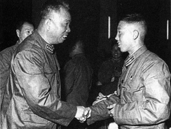 1963年国庆阅兵，一名年轻少尉站在天安门观礼台上，毛主席询问他名字后大笑道：“