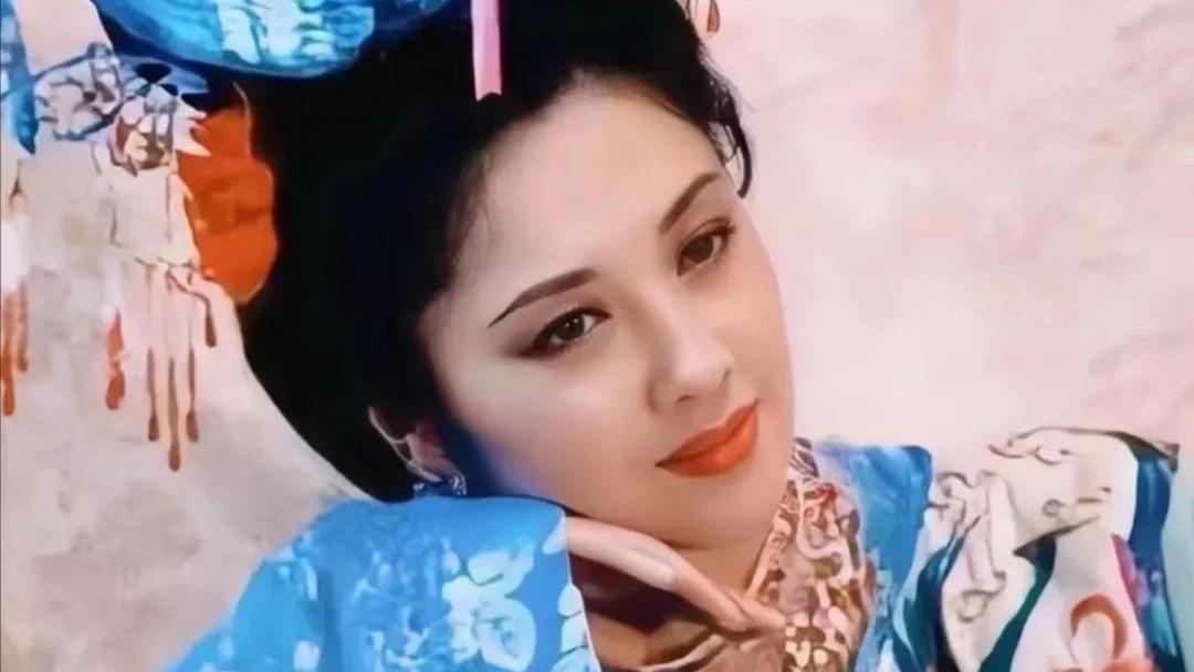 72岁朱琳现身洛邑古城，优雅气质惊艳众人，网友热议：这才是真正的不老女神