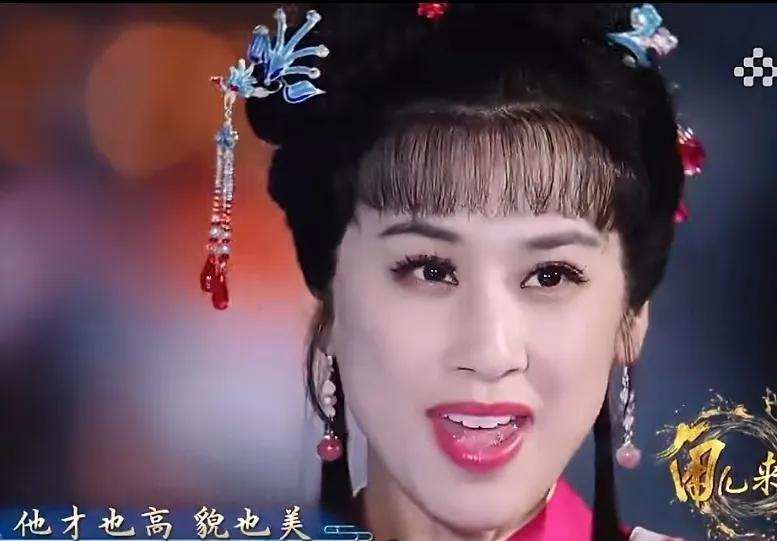 发现黄圣依越来越有点像女生男相了，看她在舞台上唱黄梅戏这个造型设计，真的让我联想