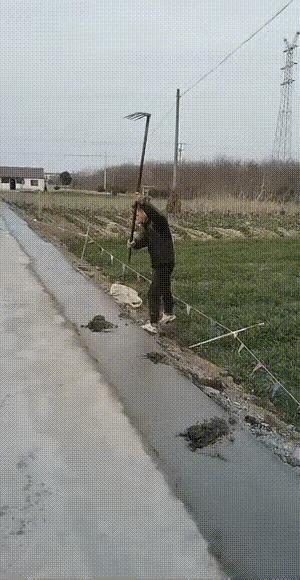 把刚修的路给挖烂，这是什么心态？
如果修路加宽，占了他家的农田，又没打招呼，把路