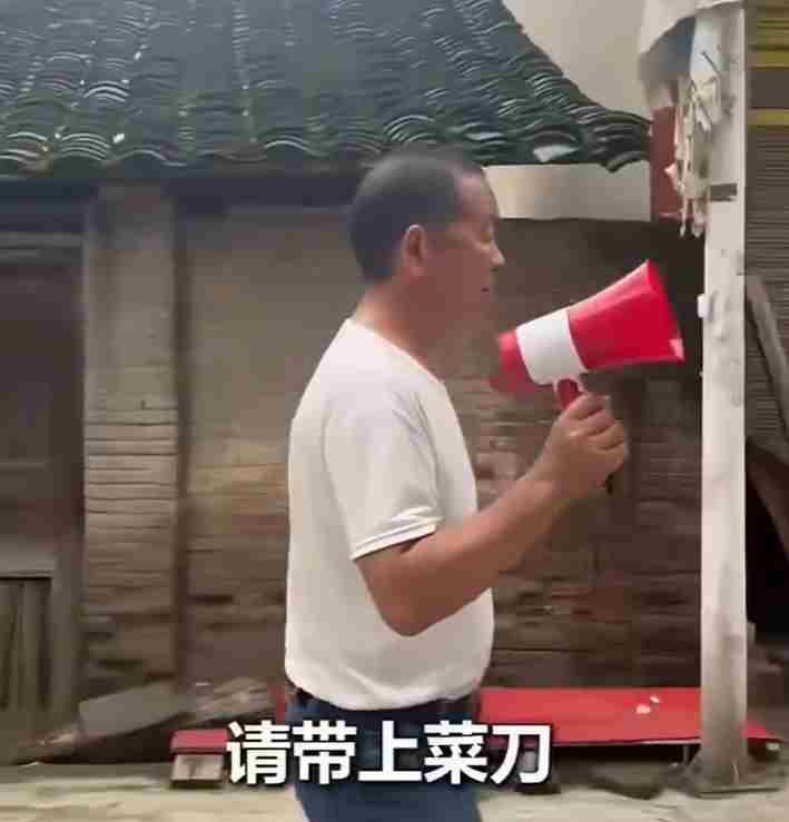 【最暖双向奔赴！#你洪水中护我安全我带菜刀为你做饭#】#村民自带菜刀为抗洪救援队
