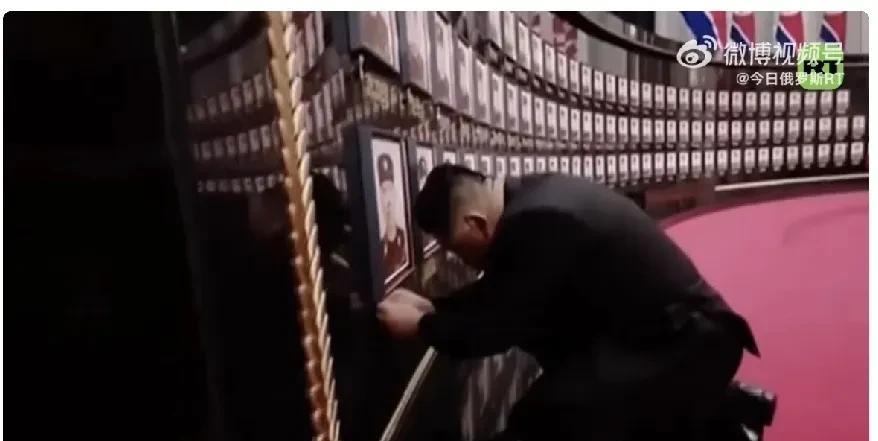 朝鲜领导人金正恩公开悼念俄乌冲突中牺牲的朝鲜士兵，场面感人
视频显示，他替阵亡士