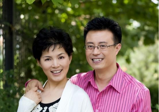 [微风]1999年，前央视主持人白燕升刚结婚9个月，妻子意外摔成瘫痪。妻子说：“