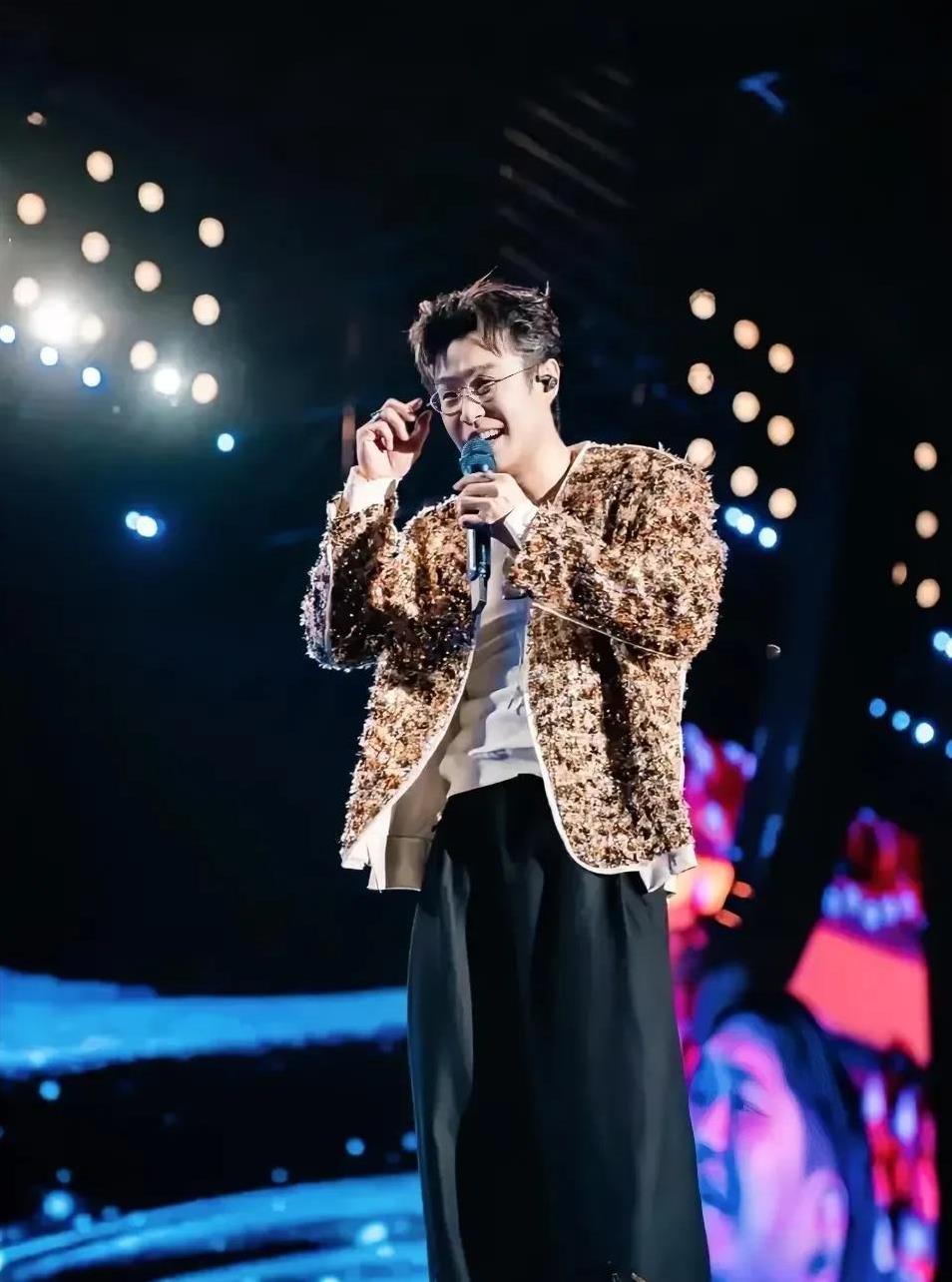 突然明白小沈阳夫妇这两年为什么疯狂开演唱会
不是事业心突然雄起，是因为
要花钱的
