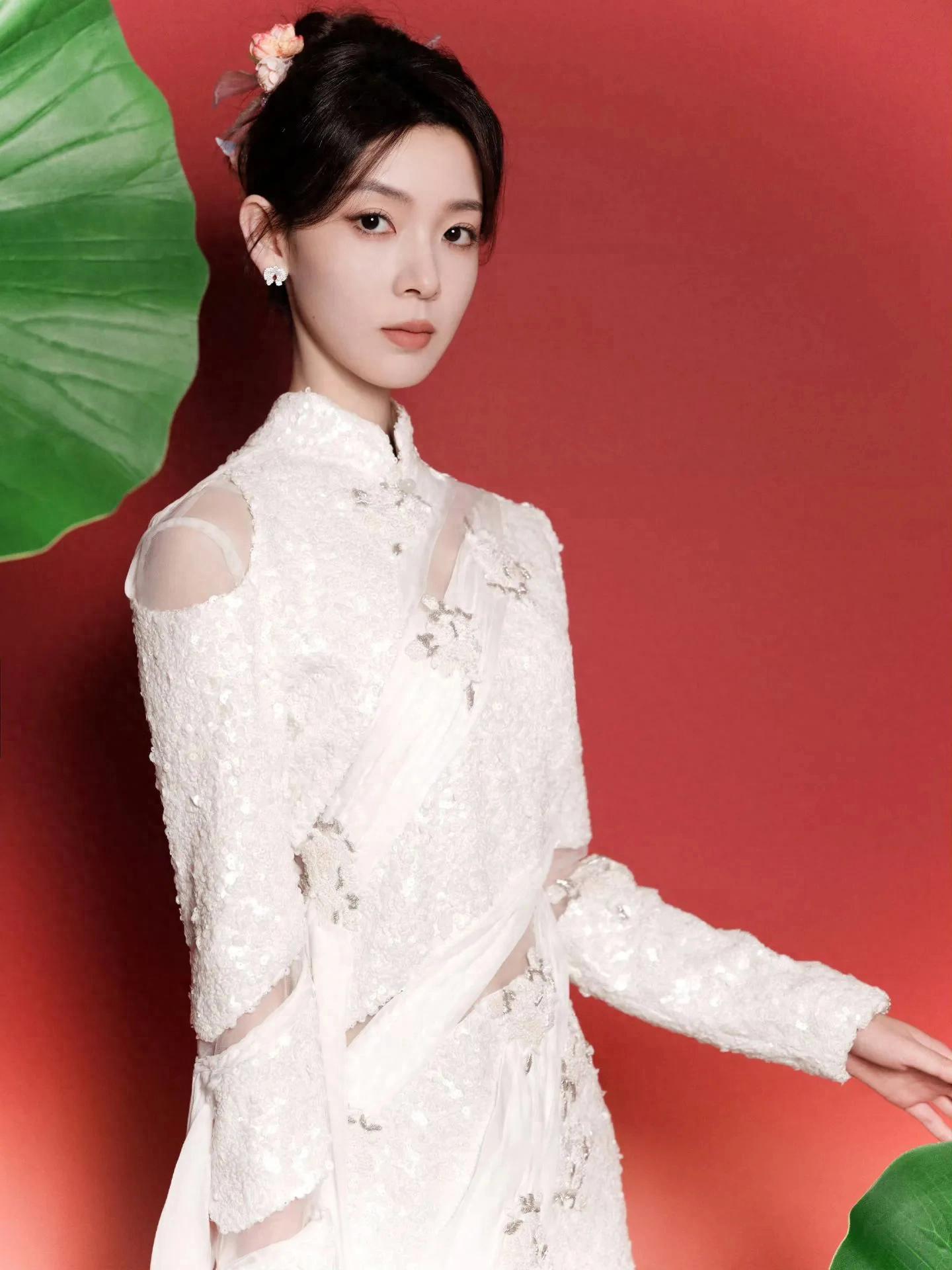 陈瑶百变风格，尽显优雅气质，就像画里的古典美人！
