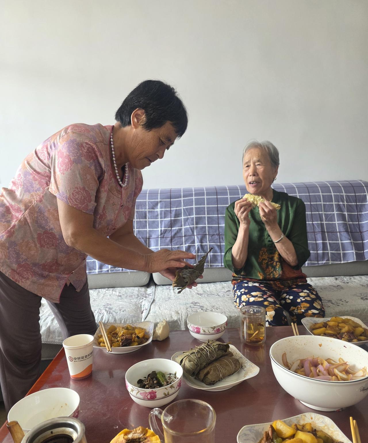 二嫂和二哥也说娘的饭量不小……
今天中午，二嫂做的土豆炖鸡肉，我拌了凉菜。主食是
